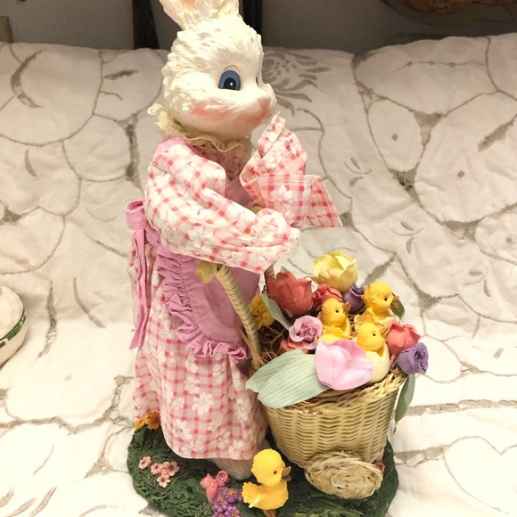 Vintage Vtg Easter Bunny Figurine with Basket of Flowers and Chicks - Picture 3 of 8